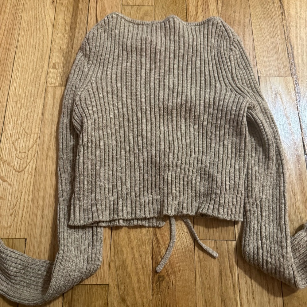 h:ours Lua Cropped Keyhole Sweater from Revolve - Picture 4 of 7